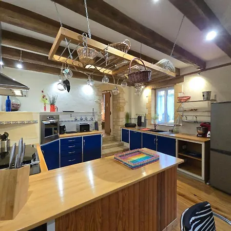 Geraeumiges Mit Charme In Der Dordogne By Interhome Сasa de vacaciones Archignac