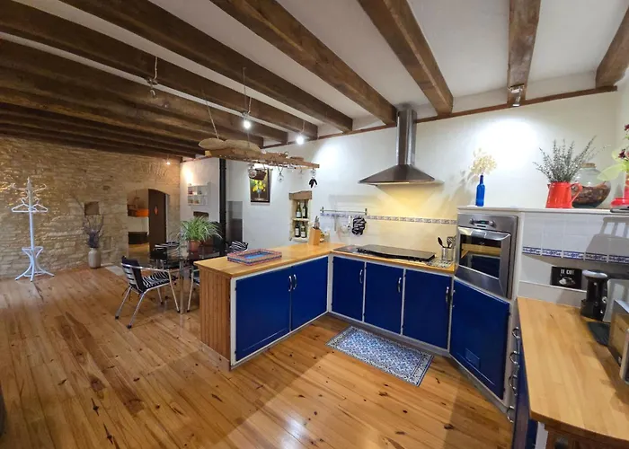 Geraeumiges Mit Charme In Der Dordogne By Interhome Сasa de vacaciones Archignac